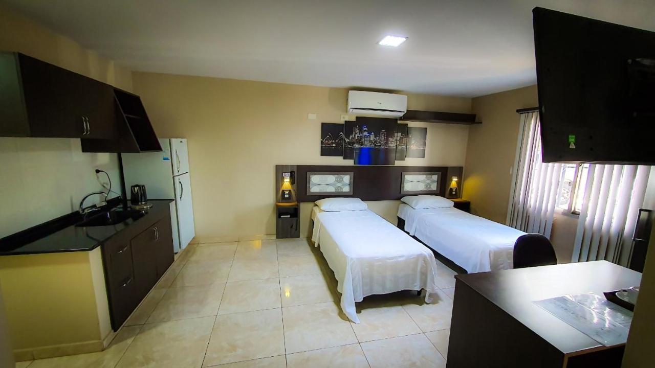 Dos de Mayo Austral Hotel מראה חיצוני תמונה