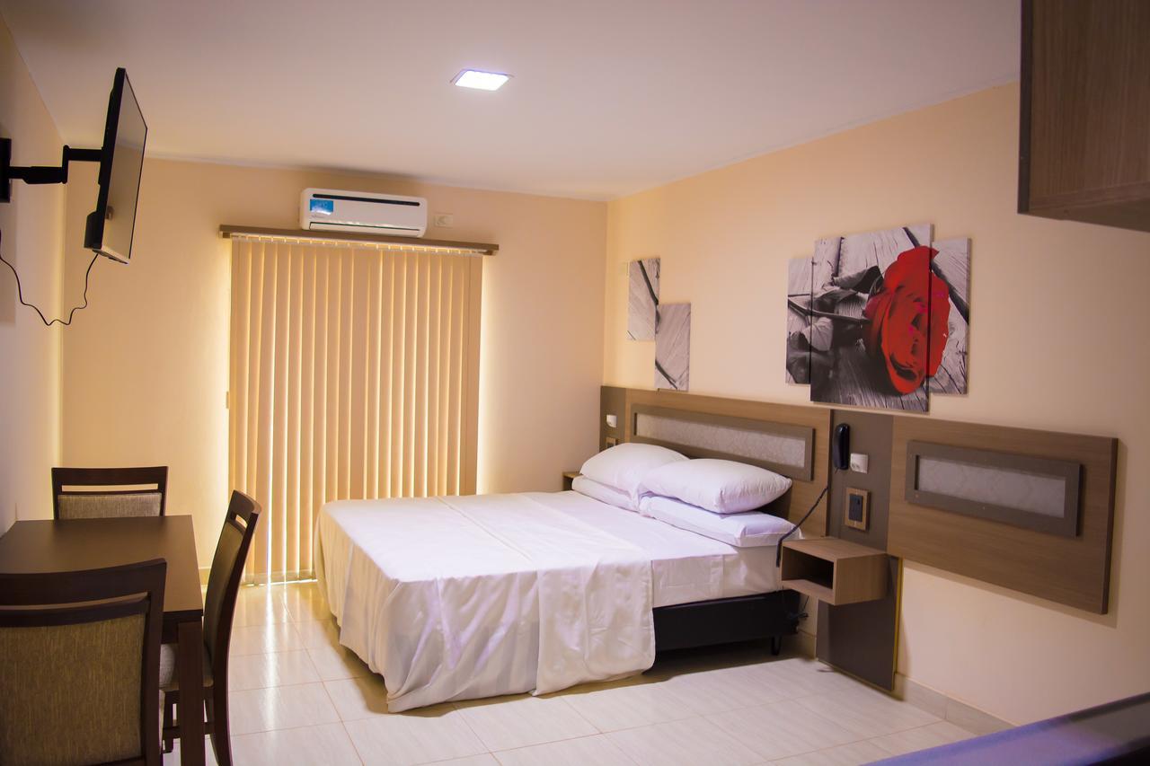 Dos de Mayo Austral Hotel מראה חיצוני תמונה